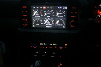 センターコンソール上部に置かれた8インチのタッチスクリーン。各種温度計やアクセル開度計などを好みに応じて表示できる。