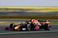 レッドブルは、マックス・フェルスタッペン(写真)が2勝を含む自身ベストタイとなる表彰台11回を記録するも、開幕からのスタートダッシュにまたしても失敗。開発シミュレーション数値とコース上での挙動が連動せず、原因究明に時間を要している間にメルセデスに逃げられた。最終戦では真っ向勝負でメルセデスを下したが、来季こそこの悪癖を解消できるか。アレクサンダー・アルボンは、ポディウム2回を含む入賞12回を記録。ただし来季残留を即断してもらえるほどのパフォーマンスではなかったようで、2021年のフェルスタッペンのチームメイトは現時点で未定。(Photo=Getty Images / Red Bull Content Pool)