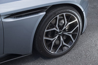 タイヤサイズはフロントが255/40R20 で、リアが295/35ZR20。テスト車にはブリヂストンのハイパフォーマンスタイヤ「ポテンザS007」が装着されていた。