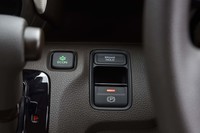 パーキングブレーキは電子制御式。アクセルペダルによる自動解除機能も備わる。