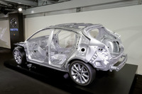 多方向環状構造化により、対角方向へ遅れなく力を伝達することを目指している。フロントからリアへの入力の遅れ時間を30%短縮した。