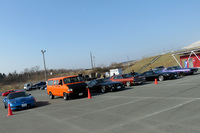 会場でイベントの開始を待つ参加車両の一団。スポーツカーに交じって、「ラムバン」やマッスルカー世代の「ダッジ・チャレンジャー」「プリマス・ダスター」などの姿もちらほら。「見学かな?」と思っていたら、皆走行会の参加者でビックリした。