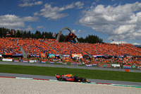 2014年のオーストリアGP復活から4年間でメルセデス全勝。お膝元のレッドブル・リンクで、これまでレッドブルは表彰台2回を数えるにすぎなかったが、今年ようやくホームウィンを達成することに。フェルスタッペン(写真)はベッテルの降格で繰り上がり4番グリッドからスタート。母国オランダから大挙してやってきたオレンジ色の応援団の声援を受け、レース中盤にトップに立つと、盤石の走りで今シーズン初優勝を飾った。(Photo=Red Bull Racing)