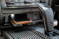 写真のトレーにスマートフォンを載せ、奥に押し込むと充電が始まる。内部にライトがある親切な構造だ。