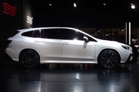 後方に向かって切れ上がるサイドウィンドウや角張ったホイールハウスの形状が、見る者にシャープな印象を与える。