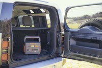 タフなクロスカントリー車の荷室に、頼りになるアウトドアギア。絵になるイメージに、思わずほほがゆるむ。