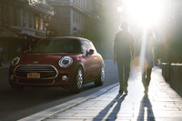 エレガントな大人向けの限定車「MINIバーガンディーエディション」発売の画像