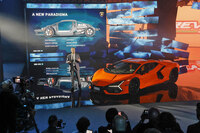 「レヴエルト」の発表会の様子。かのランボルギーニの旗艦車種が世代交代! ……だというのに、かつてのような熱気を感じないのはワタシ(=webCGほった)だけ?