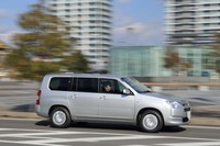 「トヨタ・サクシード」のハイブリッドモデルは、ガソリンエンジン搭載車同様に4グレード展開となる。つまり同一グレードで、ハイブリッドまたはガソリンエンジンを選ぶことができる。