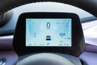 液晶メーターは5インチのコンパクトサイズながら速度や残り航続可能距離などの主要な要素が大きく表示されるため視認性に優れている。