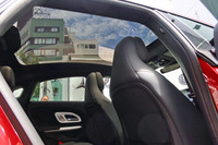 大型パノラミックルーフは、全車に標準で備わる。これは、床下にバッテリーを積むBEVはフロアレベルが上がり、乗員のヘッドルームが圧迫されてしまうことへの解決策のひとつでもある。