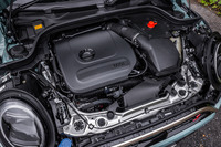 フロントに横置き搭載される2リッター直4ガソリンターボエンジンは最高出力204PS/5000rpm、最大トルク300N・m/1450-4500rpmを発生。7段DCTが組み合わされる。