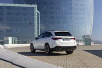 逆三角形のリアコンビアンプが「Cクラス」のファミリーであることを印象づける。いずれは「クーペ」もデビューすることだろう。