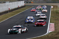 GT500クラスのスタートシーン。予選トップはNo.64 Modulo HRC PRELUDE-GT(写真左下)だった。