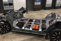 「ホンダe」に搭載される総電力量35.5kWhのリチウムイオンバッテリー。床下いっぱいに敷き詰められている。