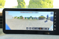 交差点などで運転席から死角となる前方左右の視界をサポートする「フロントワイドビュー」や車体下の映像を生成する軽自動車初の「インビジブルフードビュー」を盛り込んだ「インテリジェントアラウンドビューモニター」は、「S」グレード以外のモデルで選択できるオプションアイテム。