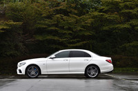 車重は2リッターのガソリンモデルより200kg以上重い1980kg。前後軸の重量配分は49:51(車検証記載値から計算)。