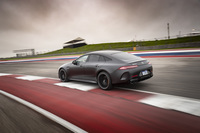 「AMG GT 4ドアクーペ」の開発テストを担当したのは、元DTMチャンピオンのベルント・シュナイダー率いる元プロレースドライバーたちが名を連ねるAMGの開発チーム。