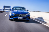 今回の試乗車両には、オプションの電子制御サスペンション「ダイナミックボディーコントロール」と、4輪操舵システム「リアアクスルステアリング」が追加されていた。乗り心地は思いのほか快適で、目地段差を越えたときのショックも上手に処理されている。