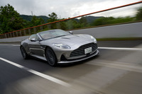 最高出力680PS、最大トルク800N・mのメルセデスAMG製4リッターV8ツインターボエンジンをフロントミドに搭載。8段ATはトランスアクスルレイアウトでリアに積まれている。