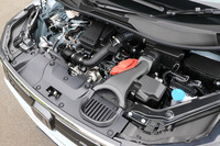 従来モデルと同様に1.5リッターターボ車もラインナップ。排気系の変更やタービン/コンプレッサーの改良、CVTへのステップシフト制御の採用などで、より気持ちよい走りを実現しているという。