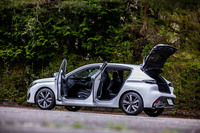 「308アリュール」のボディーサイズは全長×全幅×全高=4420×1850×1475mm、ホイールベースは2680mm。車重は1350kgと発表されている。