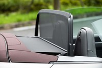 キャビンへの風の巻き込みを抑える電動エアディフレクターを装備する。