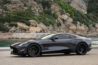 伸びやかなボディーはフルカーボン製。サイズは全長×全幅×全高=4850×1980×1290mmとなっている。