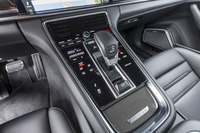 トランスミッションには、デュアルクラッチ式ATのPDK(8段)を採用する。駆動用モーターは、このトランスミッションとエンジンの間に搭載される。