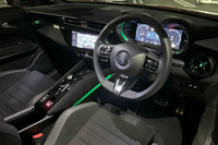 アルファ・ロメオのDNAを感じさせる“テレスコープデザイン”が採用されたインストゥルメントパネル。センターディスプレイはドライバー側に向けられており、コックピットと呼びたくなる雰囲気が満点だ。