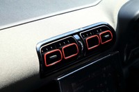 同ブランドのハッチバック「C3」のものに似た、エアコン吹き出し口。デザインや色使いが遊び心に富んでいる。