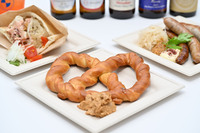 プレッツェルは味噌バター風味に。このほか塩こうじを使ったシュラハトプラットなど、伝統的なドイツ料理に日本のエッセンスを採り入れたメニューを提供する。