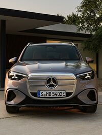新型「GLC」といえば、なにをおいても目を引くのがこのフロントグリル。「クラシックなメルセデス・ベンツのグリルデザインを再解釈した」とのことだが……。