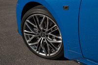 ホイールのサイズは前後とも19インチ。タイヤはブリヂストンの「ポテンザS001L」が組み合わされていた。