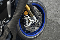 倒立式のフロントフォークは、接地感の高さや、ニュートラルで軽快なハンドリングなどを重視して開発。「R1M」では高負荷時にも安定した減衰力を発揮させるべく、フロントアクスルブラケット部にガスシリンダーを追加している。