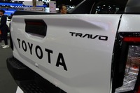 新型には「TRAVO(トラボ)」のサブネームがつき、「トヨタ・ハイラックス トラボ」になった。ただし現行型もタイでは「ハイラックスREVO(レボ)」と呼ばれているので、日本ではハイラックスのままだろう。