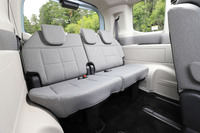 従来型では「1列目の人と会話できなかった」というほど騒音が気になったという3列目シート。新型ではボディー剛性の強化と遮音材の追加により、大幅な静粛性向上を実現した。