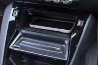 鍵盤スイッチの下にあるスマートフォンのワイヤレス充電器。普段はふた(手前のグレーの部分)をしておけるのがスマートだ。