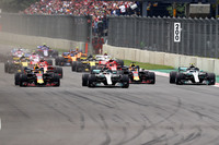 2番グリッドからスタートでトップを奪ったフェルスタッペン(写真先頭左端)。2位にハミルトンが上がり、ポールシッターのダニエル・リカルドは3位に落ちた。(Photo=Red Bull Racing)