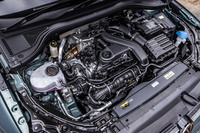 最高出力150PSの1.5リッター直4ガソリンターボエンジンに、48Vマイルドハイブリッドシステムが組み合わされた「パサートeTSIエレガンス」のパワーユニット。気筒休止システムとコースティング時のアイドルストップ機能アクティブシリンダーマネジメントも備わっている。