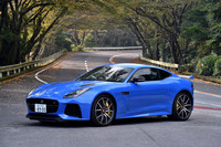 ジャガーFタイプSVRクーペ
ボディーサイズ:全長×全幅×全高=4475×1925×1315mm/ホイールベース:2620mm/車重:1840kg/駆動方式:4WD/エンジン:5リッターV8 DOHC 32バルブ スーパーチャージャー付き/トランスミッション:8段AT/最高出力:575ps(423kW)/6500rpm/最大トルク:700Nm(71.4kgm)/3500rpm/タイヤ:(前)265/35ZR20 (後)305/30ZR20/価格:1787万円