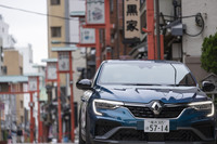 「ロザンジュ」と呼ばれるひし形のエンブレムをフロントグリル中央に配置。「Cシェイプデイタイムランプ」を組み込んだフルLEDヘッドランプがルノーブランドの最新世代を象徴する。