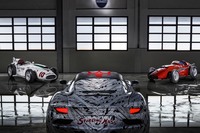 マセラティは2020年5月13日、同ブランドの歴史的レーシングカーである「エルドラド」(写真左奥)、「F250」(同右奥)とともに「MC20」(同手前)の新たなイメージを公開した。MC20のリアエンドには、これらのレーシングカーを駆り活躍した故スターリング・モスの名前が記されている。