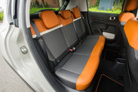 後席は3人掛け仕様。“ゆとり”こそないが、大人2人が過ごすには必要十分なスペースがしっかりと確保されている。