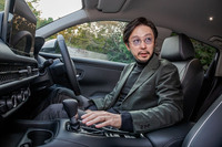 「インパネもコンソールもキャビンまわり全部を含めて同じ世界観で統一。加飾パネルを使用しないデザインも特徴です」と「ZR-V」の内装について述べた上野さん。