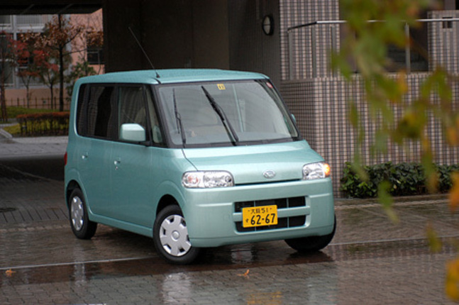 【スペック】L:全長×全幅×全高=3395×1475×1725mm/ホイールベース=2440mm/車重=870kg/駆動方式=FF/0.66リッター直3DOHC12バルブ(58ps/7600rpm、6.5kgm/4000rpm)/車両本体価格=99.8万円(テスト車=104.3万円/ABS=3.0万円/カーペットマット=1.5万円)
