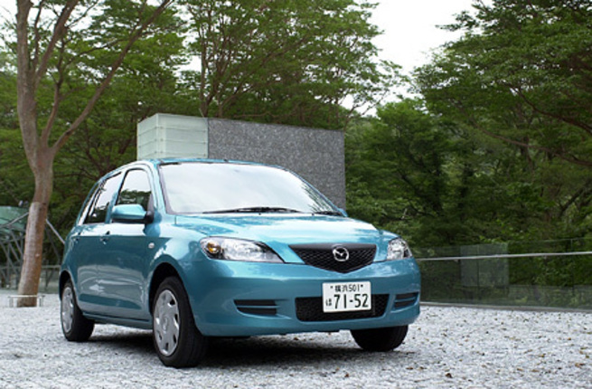 【スペック】全長×全幅×全高=3925×1680×1530mm/ホイールベース=1920mm/車両重量=1060kg/駆動方式=FF/1.3リッター直4DOHC16バルブ(91ps/6000rpm、12.6kgm/3500rpm)/車両本体価格=107.0万円(テスト車=119.1万円/フレンドパッケージA(4.6万円)=ダークティンテッドガラス/撥水ドアミラー/撥水フロントドアガラス/撥水フロントガラス/運転席大型アームレスト/リアアシストグリップ/リアドアスピーカー×2/オーディオリモートコントロールスイッチ付ステアリング、DSC(ダイナミック・スタビリティ・コントロールシステム(6.2万円)、フロアマット(1.3万円))