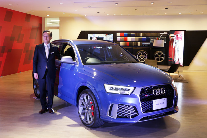 ショールーム「Audiみなとみらい」内のアウディ スポーツ店にて、「RS Q3パフォーマンス」をお披露目するアウディ ジャパンの斎藤 徹社長。(写真=大音安弘)