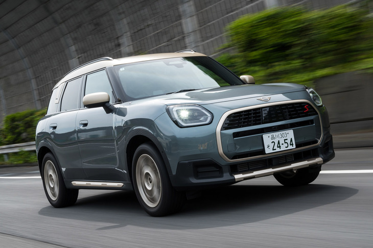 「BMW X1」などと主要コンポーネントを共有する「MINIカントリーマン」。シャシー性能は非常に高く、快適な乗り味と高い操縦安定性を実現している。