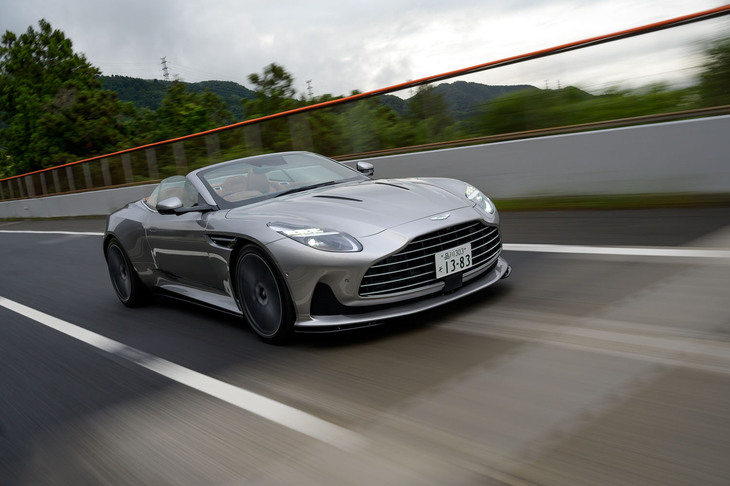 最高出力680PS、最大トルク800N・mのメルセデスAMG製4リッターV8ツインターボエンジンをフロントミドに搭載。8段ATはトランスアクスルレイアウトでリアに積まれている。